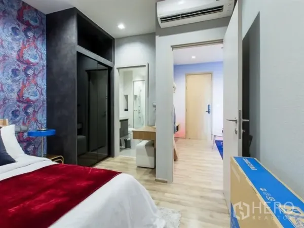 公寓 出租在Chatuchak, Bangkok - 卧室望向衣柜与套内卫浴，木地板与空调。