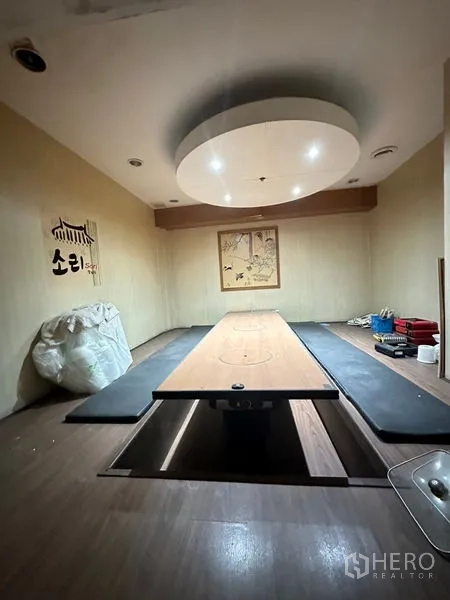Retail Space for rent in Yan Nawa, Bangkok - Enclosed private dining room with low table and circular ceiling feature.