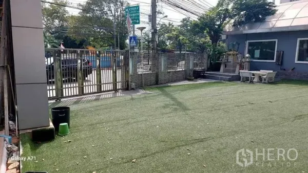 带办公室的家 出租在Nong Khaem, Bangkok - 带人造草坪的前庭与金属大门，可车辆出入。