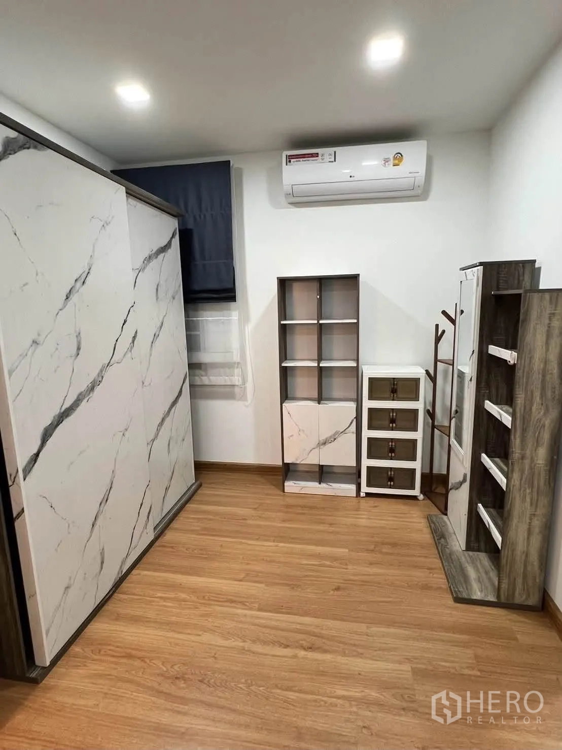 半独立式住宅 for rent in Prawet, Bangkok - 多功能房，带大理石纹衣柜、置物架与空调