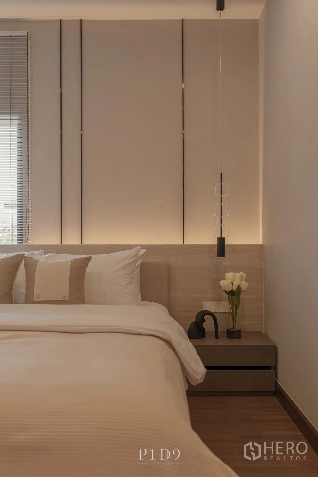 独栋房屋 for rent in Bang Phli, Samut Prakan - 床侧特写：吊灯、花瓶与质感床头板。