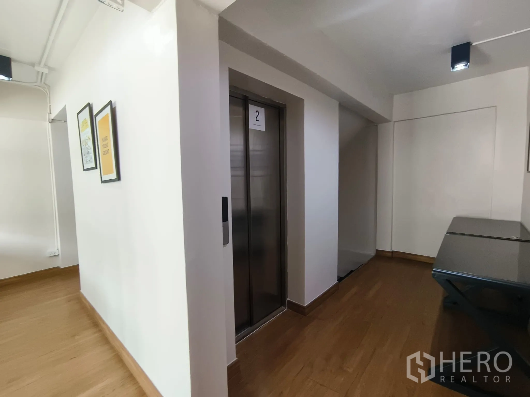 店屋 for rent in Watthana, Bangkok - 电梯大堂设电梯门、装饰画框与木地板。