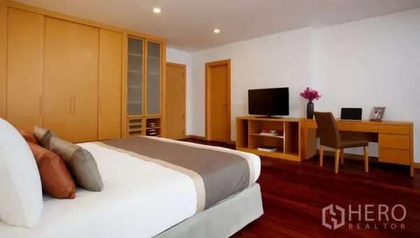 คอนโด ให้เช่าในWatthana, Bangkok - ห้องนอนมาสเตอร์กว้าง ตู้บิวต์อิน โต๊ะทำงาน ทีวี และพื้นไม้เงาสวย