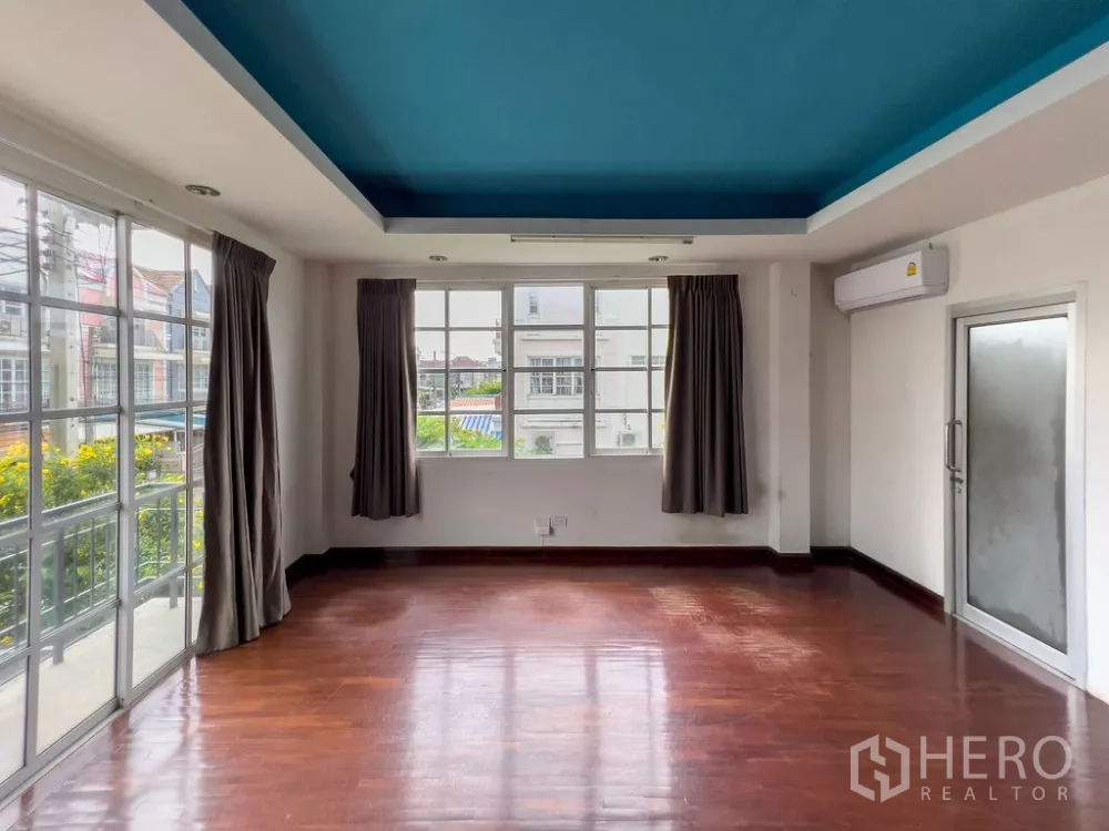 带办公室的家 出租在Lat Phrao, Bangkok - 明亮转角房，宽窗并可通向阳台。