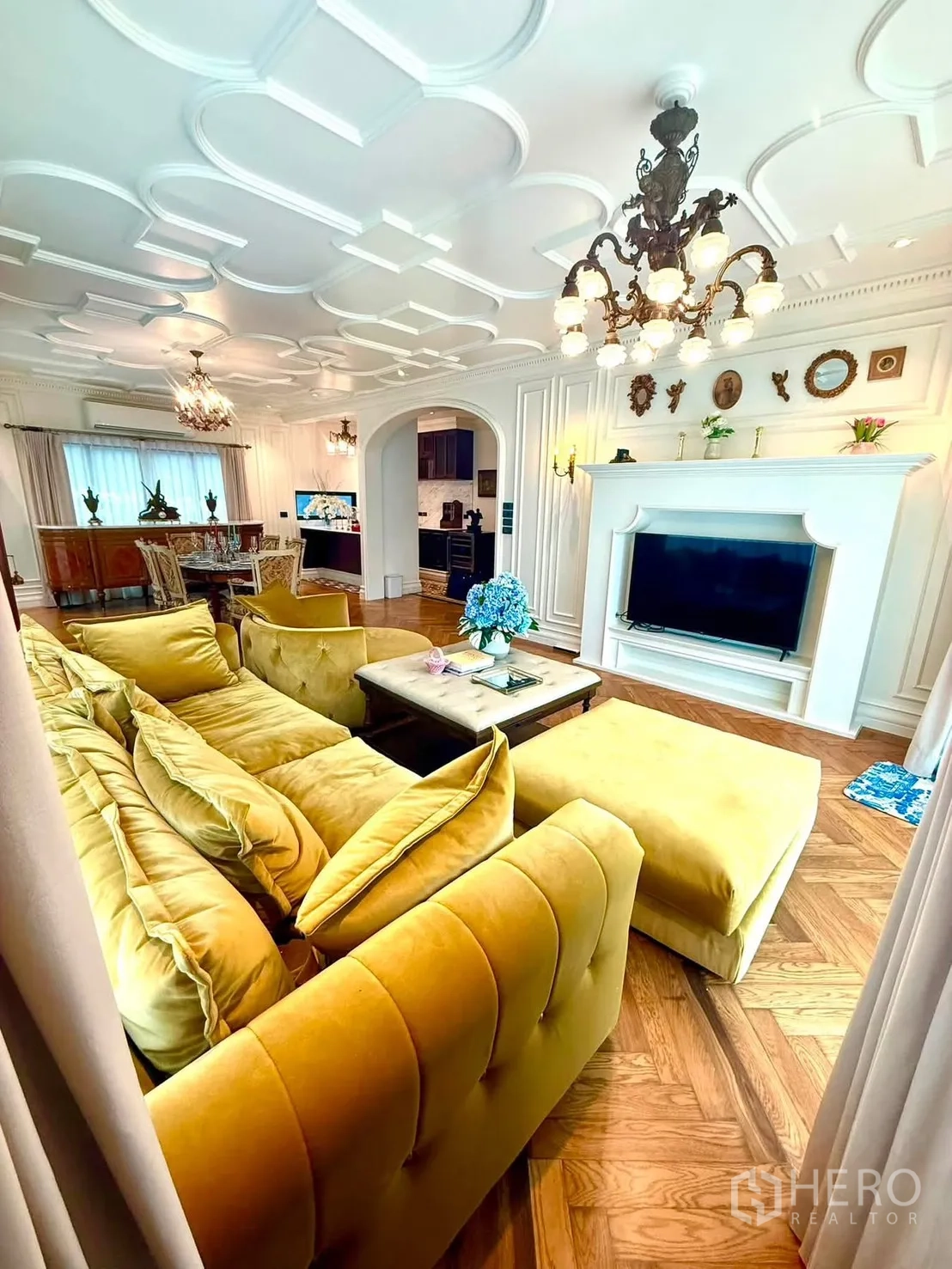 独栋房屋 for rent in Bang Kapi, Bangkok - 大客厅配黄色转角沙发与装饰性天花板。