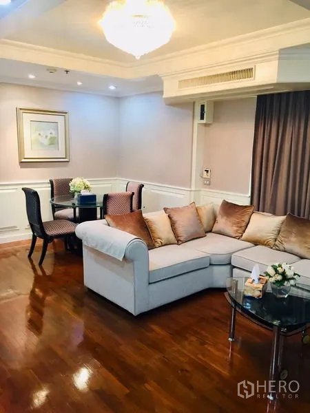 คอนโด ขายในWatthana, Bangkok - ห้องนั่งเล่นอบอุ่น โซฟาเข้ามุม โคมระย้า พื้นไม้ และชุดรับประทานอาหารเล็ก