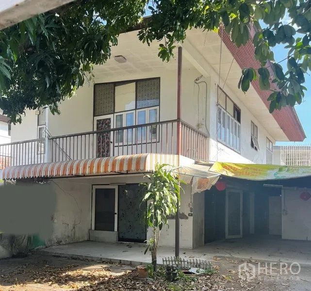 独立式住宅 出售在Khlong Toei, Bangkok - 带遮阴庭院与车棚的两层住宅，设阳台与条纹雨棚。