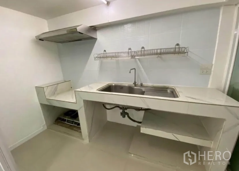 ทาวน์เฮาส์ for rent in Phra Khanong, Bangkok - ครัวไทยเรียบง่าย เคาน์เตอร์ลายหินอ่อน ซิงก์ใหญ่ ชั้นวาง และเครื่องดูดควัน