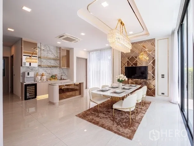 บ้าน ขายในPrawet, Bangkok - โถงทางเดินตู้โชว์รองเท้าแบบไฟส่องใน และบันไดขึ้นชั้นบน
