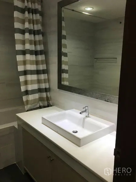 公寓 出租在Watthana, Bangkok - 第二浴室，大镜面、方形台盆与带窗淋浴区