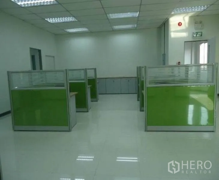 Factory for rent or sale in Wang Noi, Phra Nakhon Si Ayutthaya - Open-plan office with green workstations and overhead lighting.