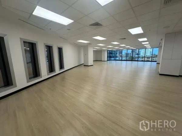 办公空间 出租在Chatuchak, Bangkok - 开放式工作区，设有内窗与立柱，一侧为整面落地玻璃。