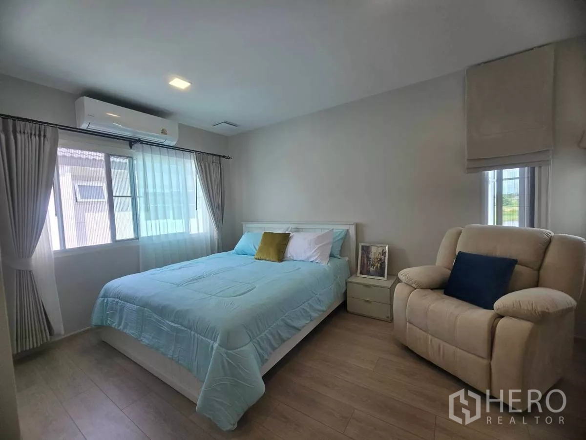独立式住宅 出租在Bang Phli, Samut Prakan - 第二卧室，双人床与靠窗躺椅。