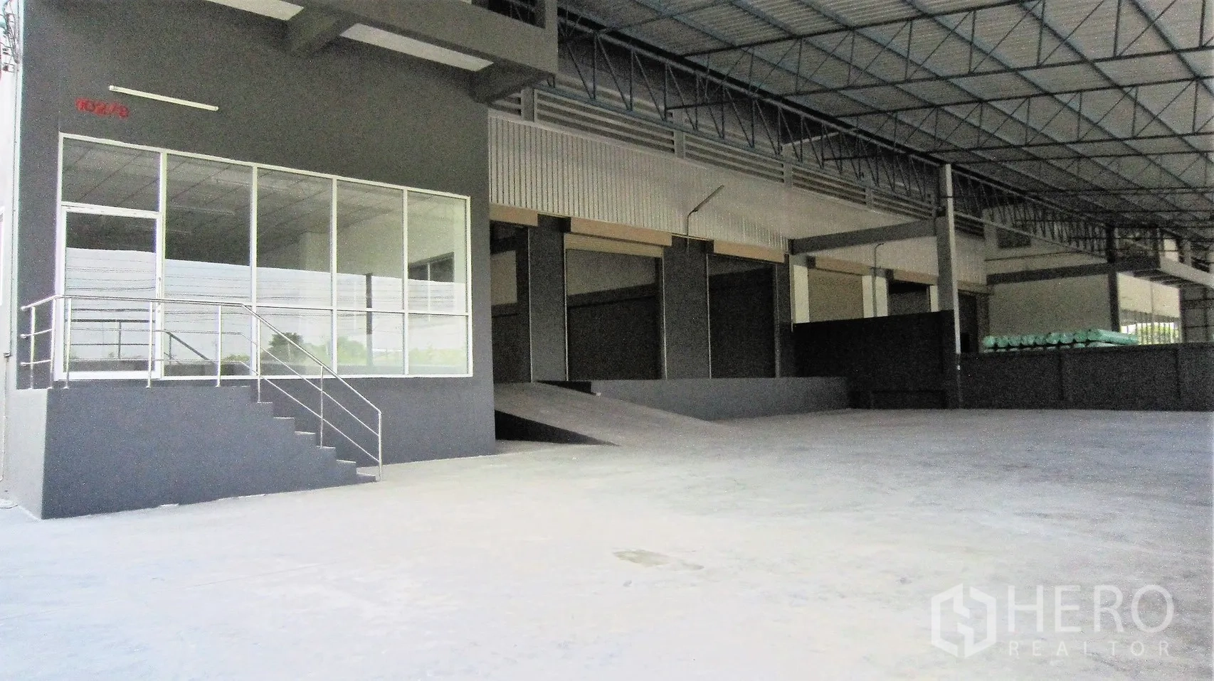 โกดัง for rent in Bang Sao Thong, Samut Prakan - ลานโหลดสินค้ามีหลังคาพร้อมทางลาดและทางเข้าสำนักงานกระจก