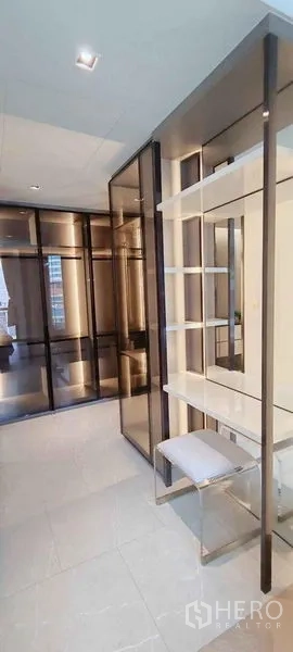 公寓 出租在Watthana, Bangkok - 步入式衣帽间，镜面移门与内置梳妆台。