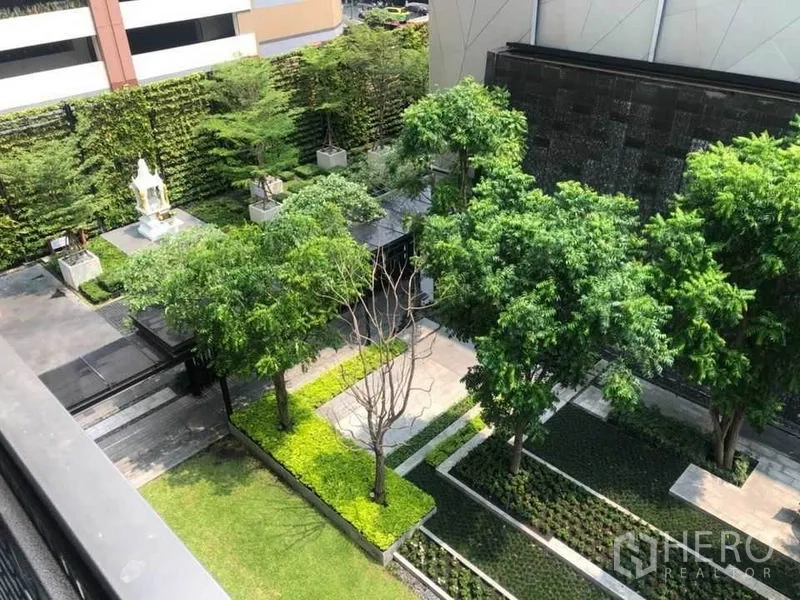 公寓 出售在Watthana, Bangkok - 公寓景观花园，高处俯瞰树木、绿墙与步道。