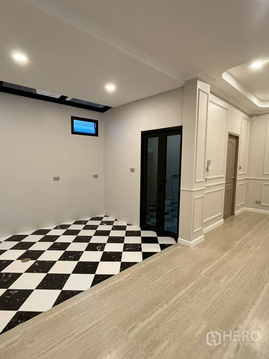联排别墅 for rent in Khlong Toei, Bangkok - 厨房区域铺黑白棋盘格地砖，配滑动玻璃门与筒灯。