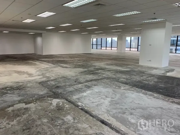 สำนักงาน ให้เช่าในRatchathewi, Bangkok - พื้นที่สำนักงานเปล่า เพดานฝ้าทีบาร์ติดโคมไฟฟลูออเรสเซนต์ เสา และพื้นคอนกรีต