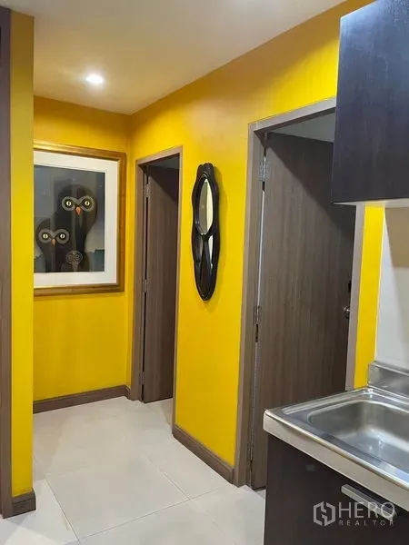 Factory for rent in Mueang Samut Prakan, Samut Prakan - Bright corridor with yellow walls leading to offices and washrooms