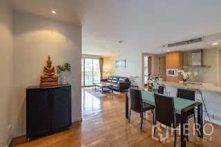 公寓 出租在Bang Rak, Bangkok - 开放式餐区与客厅相连，木地板与柔和筒灯。