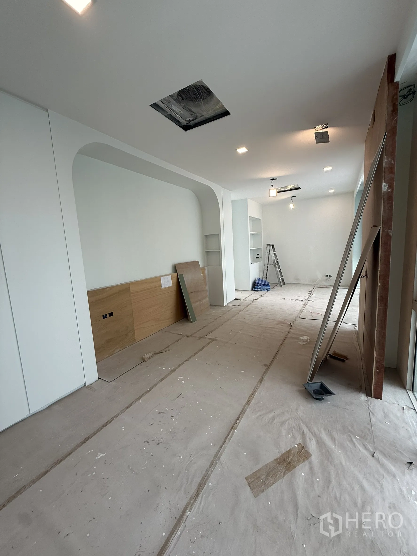 Detached House for sale in Bang Phli, Samut Prakan - Long multipurpose room with arched niches and shelving.