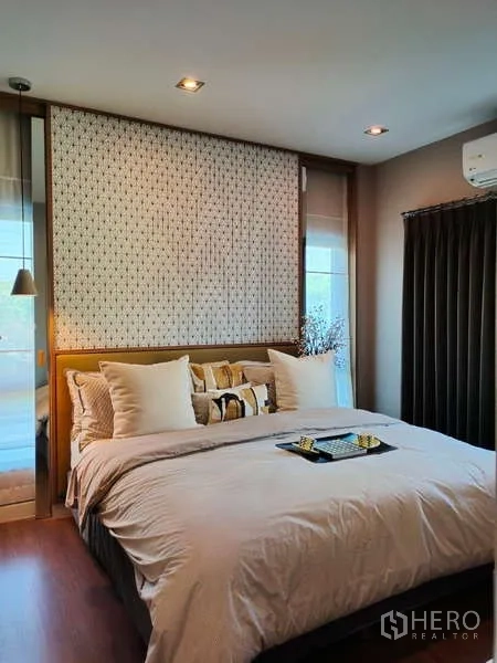 บ้าน ให้เช่าในBang Phli, Samut Prakan - ห้องนอนหลัก เตียงคิง ผนังตกแต่ง แสงไฟอบอุ่น