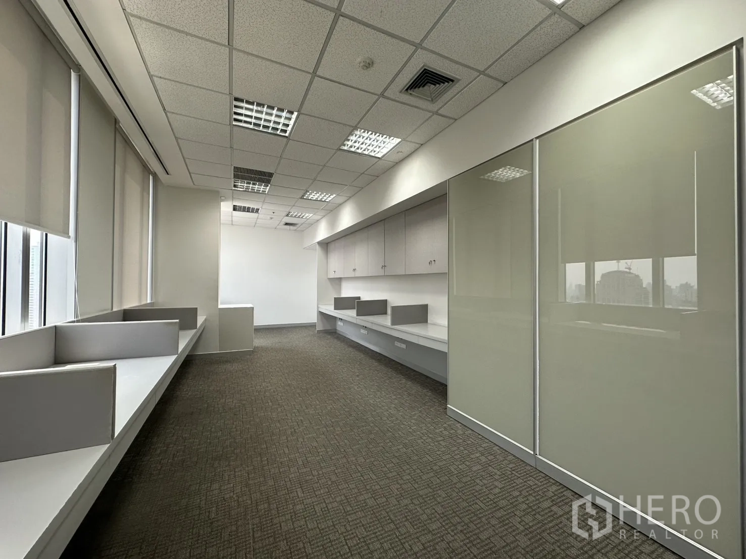 办公室 for rent in Khlong Toei, Bangkok - 开放式办公区，带内置工位、储物柜与窗帘。