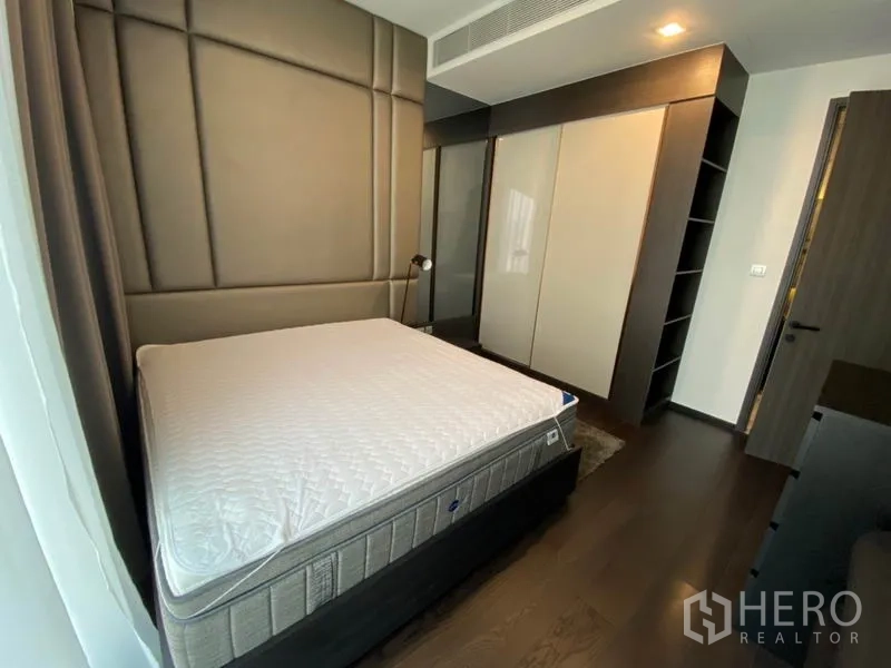 คอนโด ให้เช่าในWatthana, Bangkok - ห้องนอนพร้อมตู้เสื้อผ้าบานใหญ่ ชั้นข้างเตียง และไฟซ่อนนุ่มนวล