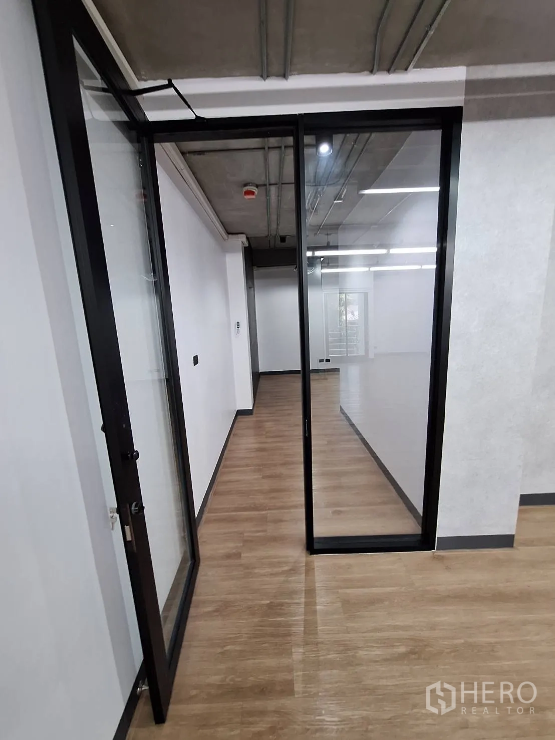 สำนักงาน ให้เช่า - ห้องส่วนตัว โคมแขวนสไตล์อุตสาหกรรม หน้าต่าง และพื้นลายไม้