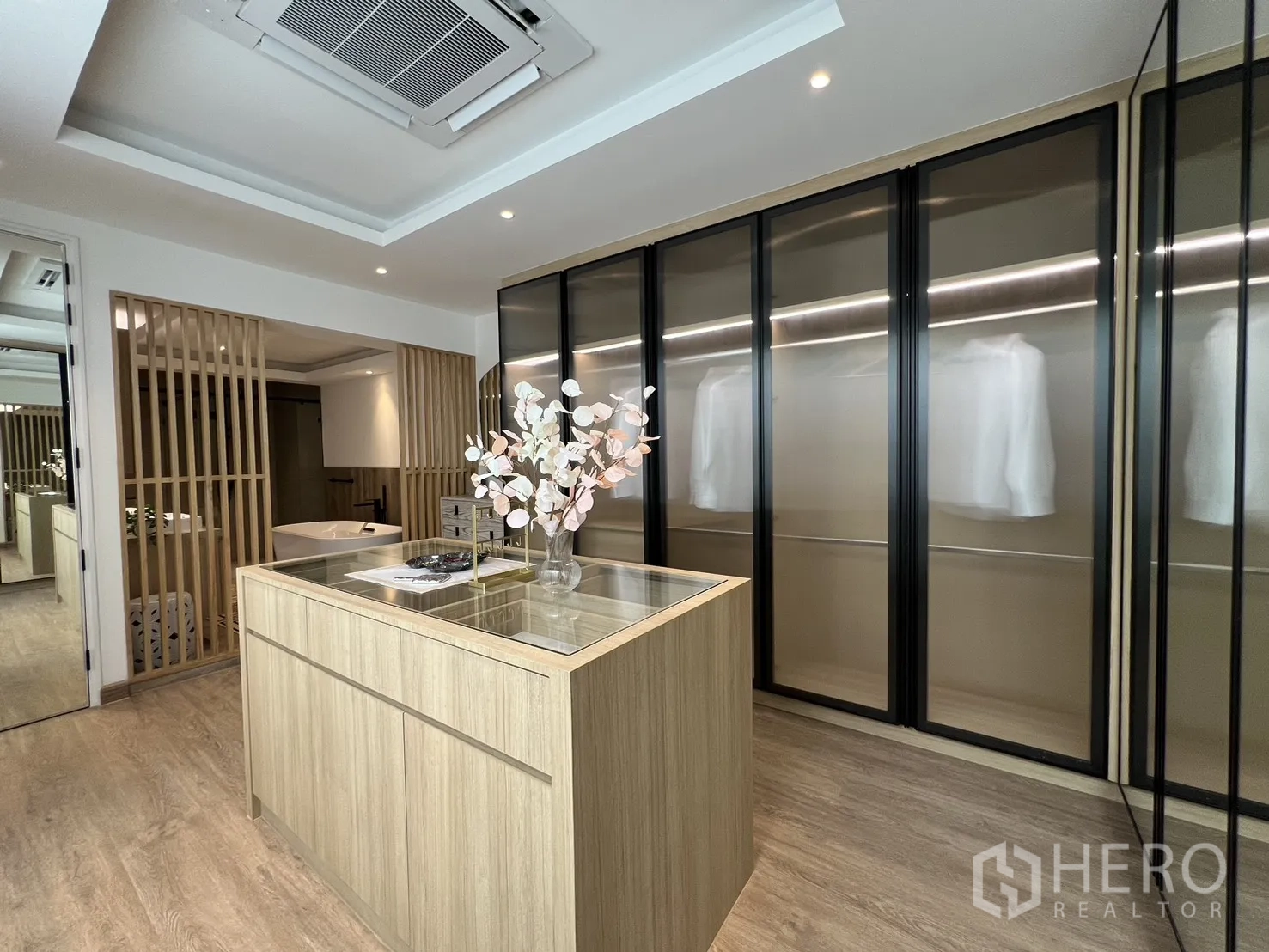 ทาวน์เฮาส์ ขายในWatthana, Bangkok - โซนคลอเซ็ตมีผ้าม่านสูงจรดเพดานและแสงธรรมชาติ
