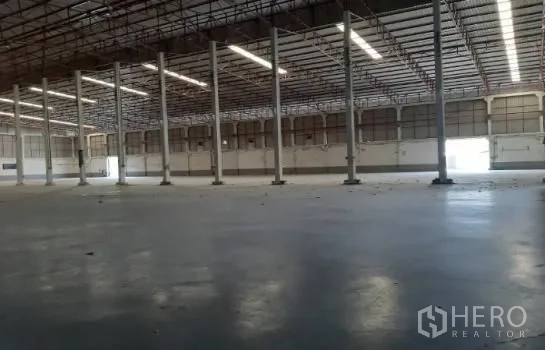 Warehouse for rent in Mueang Samut Sakhon, Samut Sakhon - Spacious warehouse interior with high ceilings, columns and polished concrete floor.