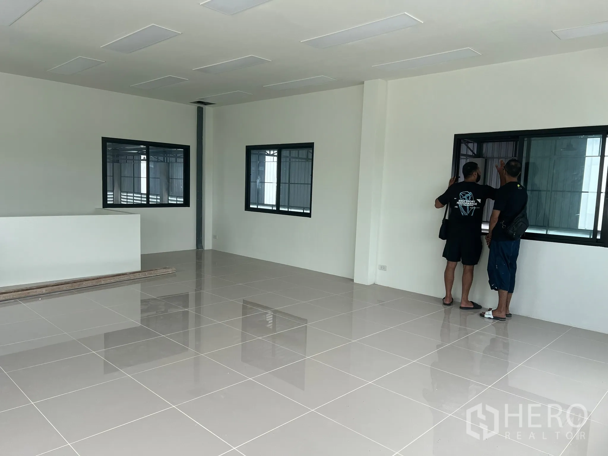 Factory for rent in Bang Phli, Samut Prakan - Second-floor office space with tiled flooring, LED panel lights and windows overlooking the warehouse.