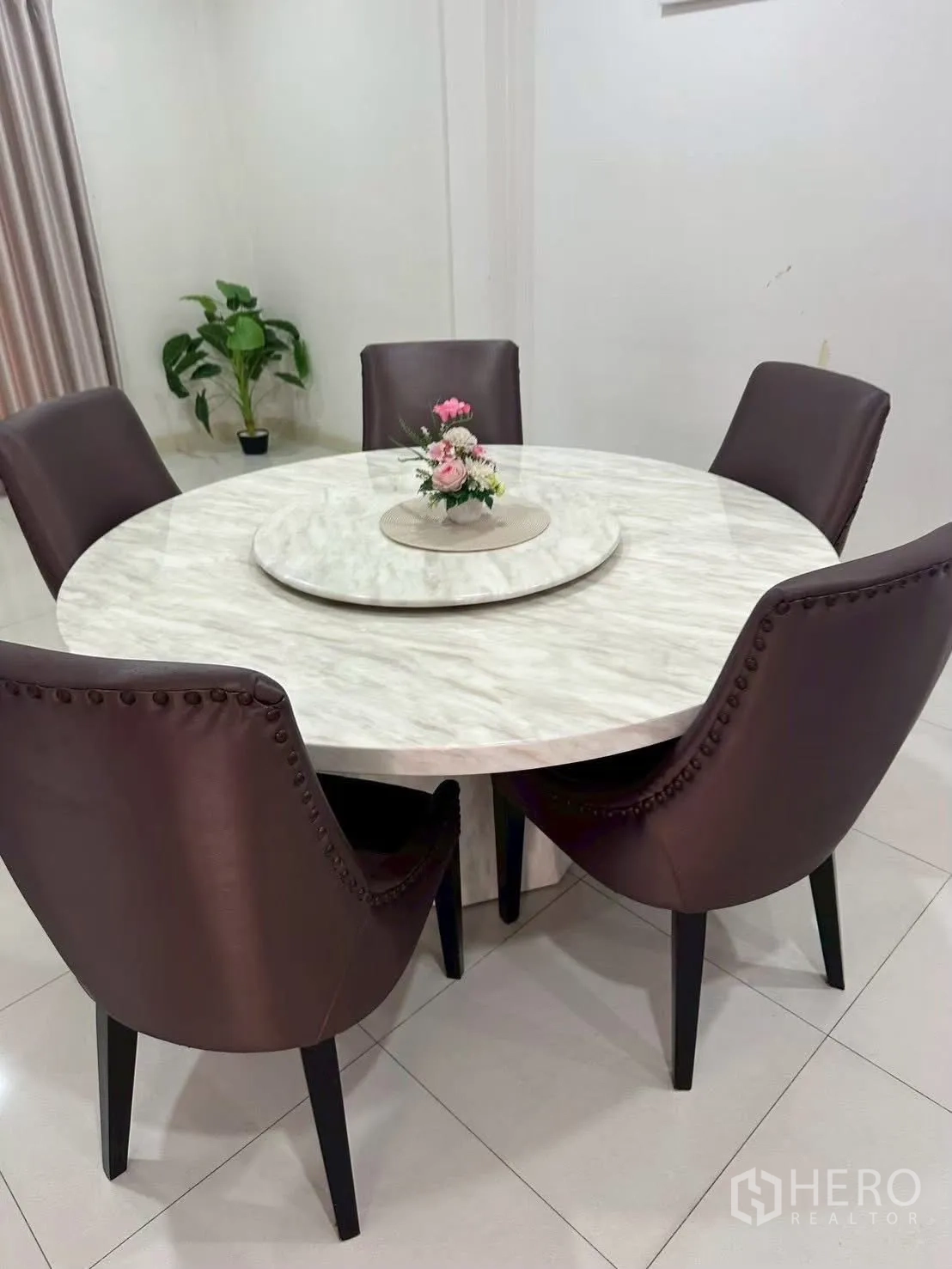 Detached House for rent in Bang Phli, Samut Prakan - Round marble dining table with five padded chairs and a small plant.