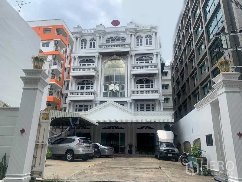 Office Space for rent in Khlong San, Bangkok - Grand white office building with classical facade, gated driveway and front parking in Krung Thon Buri, Bangkok.