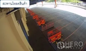 Warehouse for rent in Mueang Pathum Thani, Pathum Thani - Series of dock levelers along a covered loading platform.