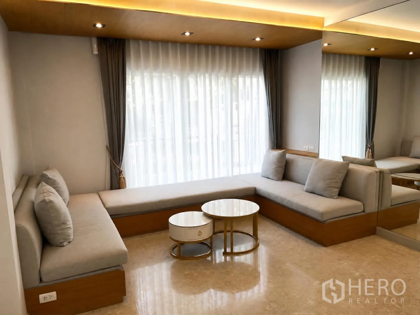 独栋房屋 for rent or sale in Saphan Sung, Bangkok - 舒适起居角，内置L形沙发与茶几。