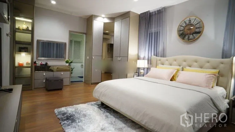 Detached House for rent or sale in Bang Phli, Samut Prakan - Spacious bedroom with built-in wardrobes, dressing area and area rug.