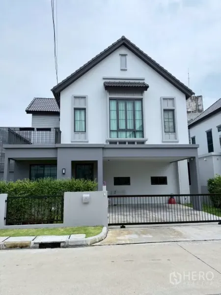 独立式住宅 出租在Lat Krabang, Bangkok - 房屋正立面，现代独栋别墅，带双车位有顶车棚与金属入户门，位于曼谷Lat Krabang。
