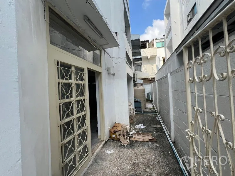 สำนักงานที่บ้าน ให้เช่าในWatthana, Bangkok - ทางเดินด้านข้างบ้าน พร้อมประตูเหล็กและพื้นที่บริการ
