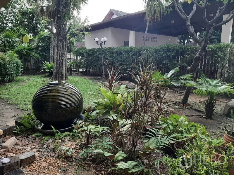 带办公室的家 出售在Phra Khanong, Bangkok - 葱郁的热带花园，圆形水景与成树。