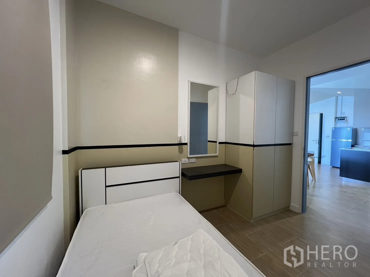 公寓 for rent in Bang Kapi, Bangkok - 单人卧室角度，展示卷帘窗与梳妆台。