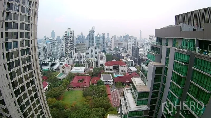 คอนโด ให้เช่าหรือขายในWatthana, Bangkok - วิวชั้นสูงเห็นสนามสีเขียวของโรงเรียนและตึกสูงรอบด้าน