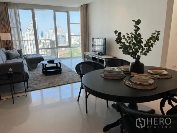 公寓 出租在Khlong Toei, Bangkok - 四人餐桌与电视柜并列，超大窗户框出曼谷天际线。