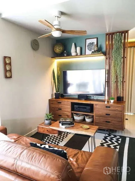 บ้าน ขายในBang Phli, Samut Prakan - มุมทีวีตู้คอนโซลไม้ พัดลมเพดาน และไฟตกแต่ง