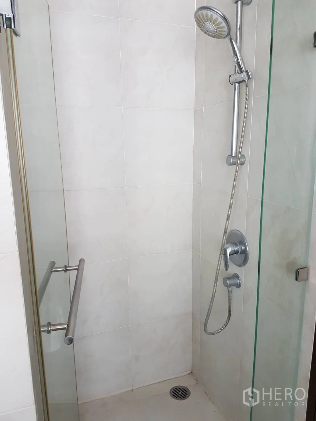 公寓 出租或出售在Watthana, Bangkok - 玻璃淋浴间，手持花洒与浅色瓷砖墙面