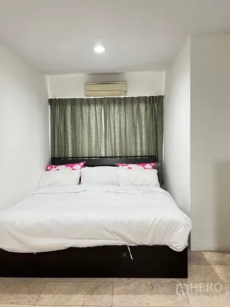 คอนโด ให้เช่าในRatchathewi, Bangkok - ห้องนอนกะทัดรัด เตียงคู่ ผ้าปูสีขาว และแอร์ติดผนัง