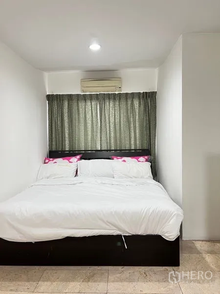คอนโด ให้เช่าในRatchathewi, Bangkok - ห้องนอนกะทัดรัด เตียงคู่ ผ้าปูสีขาว และแอร์ติดผนัง