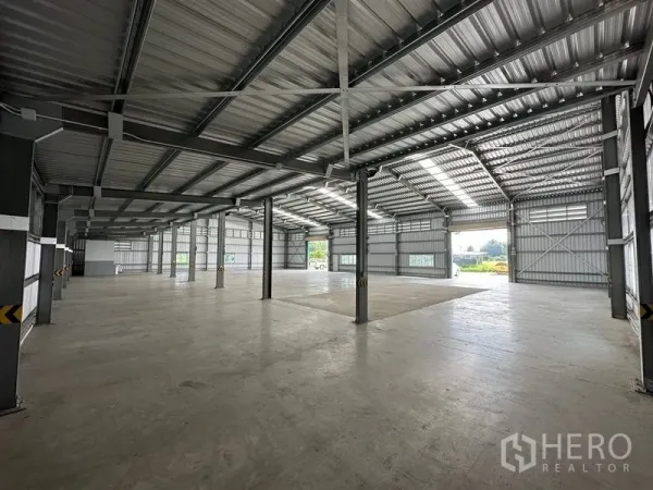 货栈 出租在Mueang Nonthaburi, Nonthaburi - 开放式仓库，多个卷帘门，高挑净空与充足自然采光。