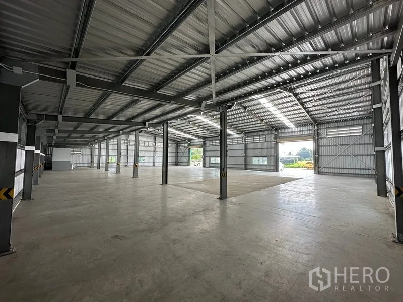 货栈 出租在Mueang Nonthaburi, Nonthaburi - 开放式仓库，多个卷帘门，高挑净空与充足自然采光。