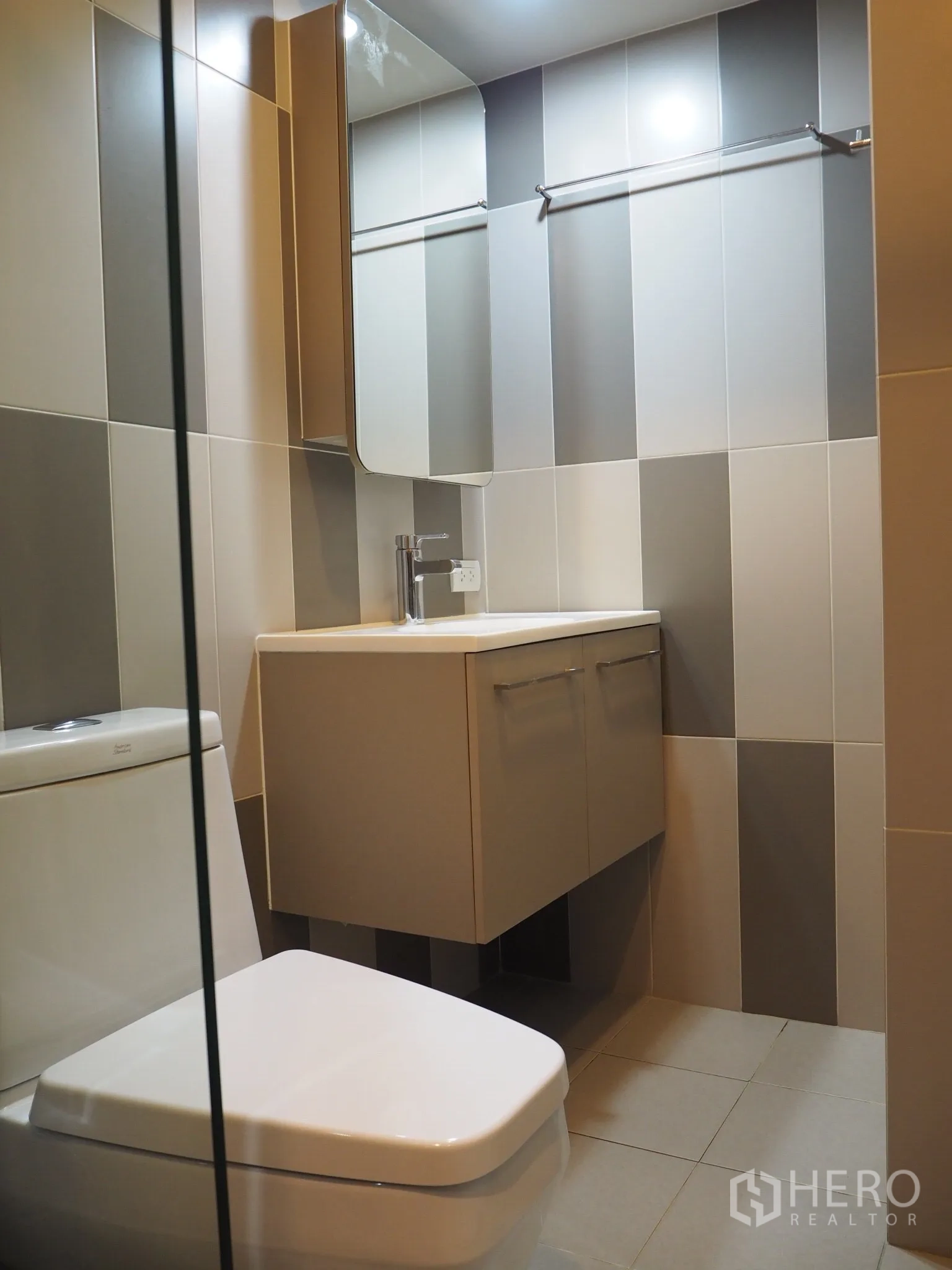 คอนโด ให้เช่าในPhaya Thai, Bangkok - ห้องน้ำสมัยใหม่พร้อมเคาน์เตอร์ลอย ตู้กระจก และผนังกระเบื้องลายทาง